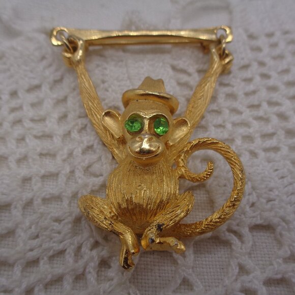 Vintage MANDLE Gold Tone Articulated Swinging MONKEY BROOCH - Picture 1 of 6